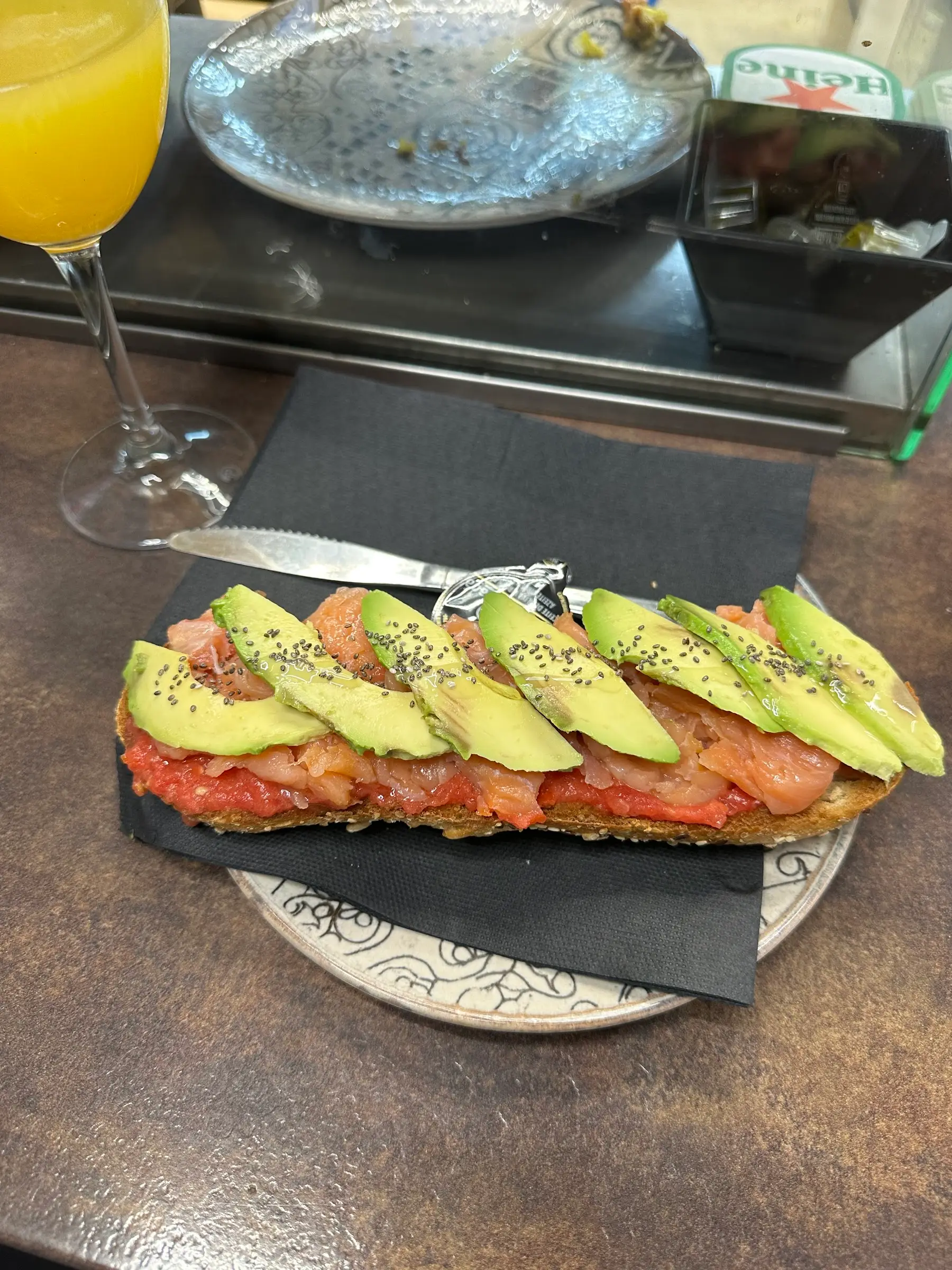 Tosta de salmón y aguacate con sésamo sobre una servilleta negra